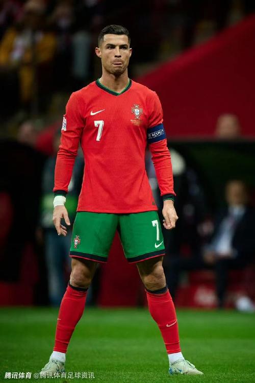 HLTV公布2025年度最佳狙击手、突破手、自由人、主防者、指挥、教练及年度高光时刻十大提名